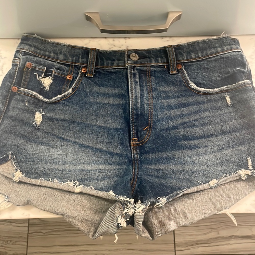 Abercrombie mid rise mom short